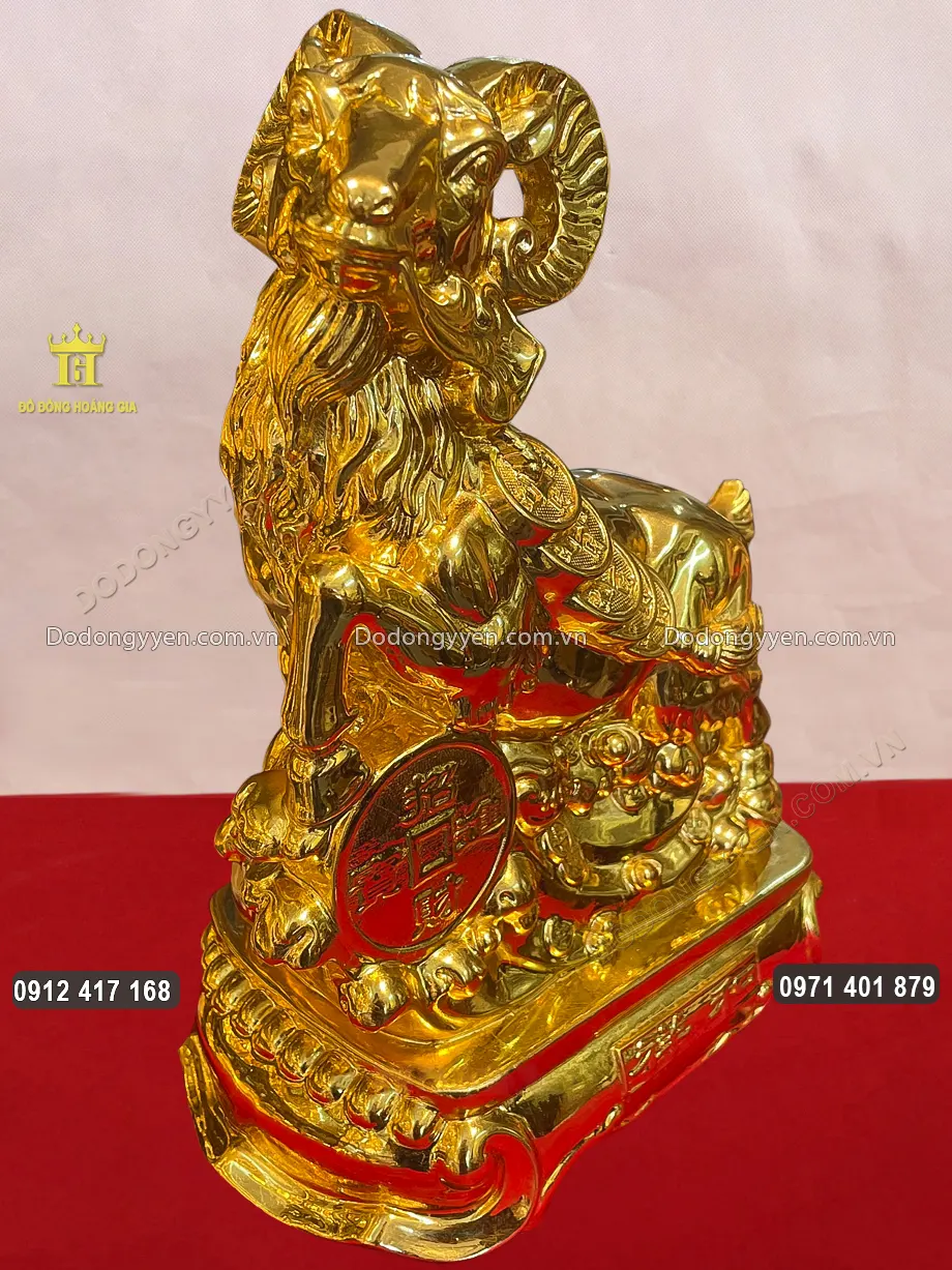 To&agrave;n bộ bề mặt được d&aacute;t v&agrave;ng 24K sang trọng